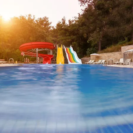 מלון Pine Valley 4*